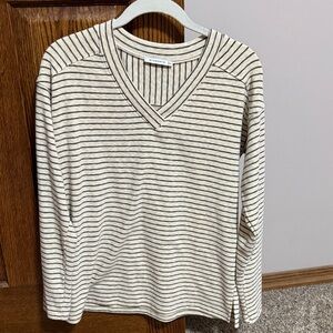 Staccato soft v neck top size small